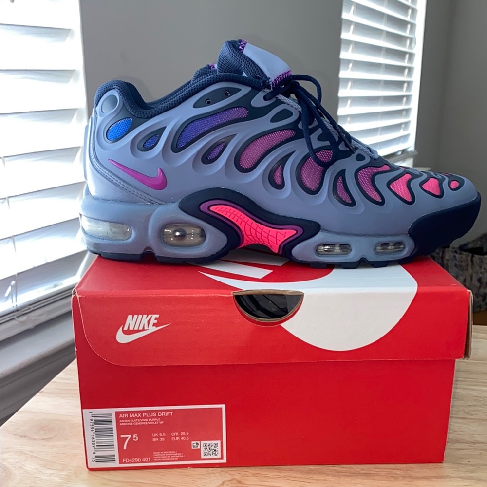 Nike Pink and Blue Sneakers Dynamic Design